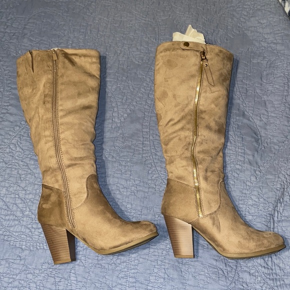 BOGO Boots Knee high boots, tan suede type - Picture 1 of 2